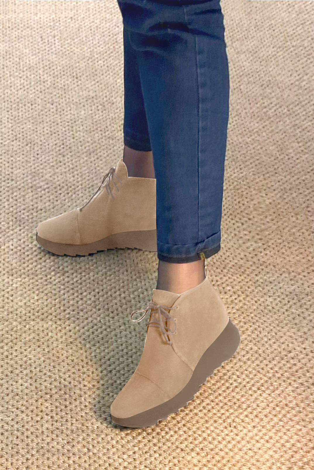 Boots femme : Bottines lacets à l'avant couleur beige sahara. Bout carré. Semelle gomme petit talon. Vue porté - Florence KOOIJMAN