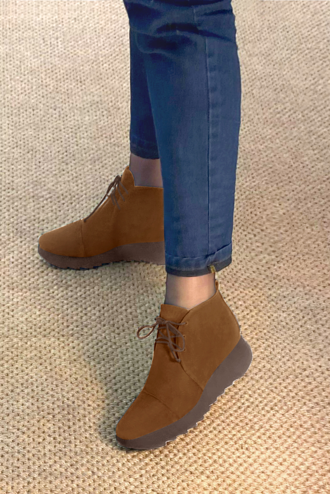 Boots femme : Bottines lacets à l'avant couleur marron caramel. Bout carré. Semelle gomme petit talon. Vue porté - Florence KOOIJMAN