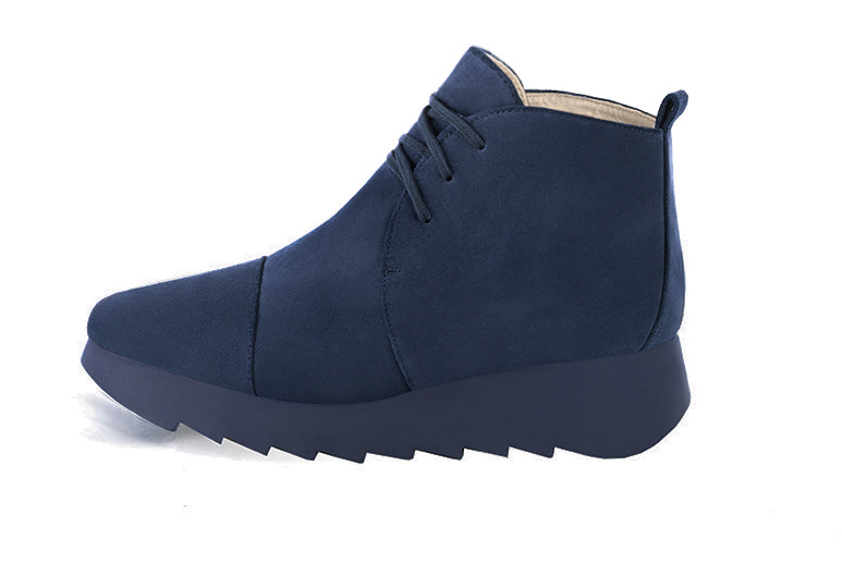 Boots femme : Bottines lacets à l'avant couleur bleu marine. Bout carré. Semelle gomme petit talon. Vue de profil - Florence KOOIJMAN