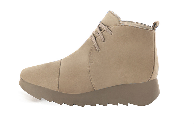 Boots femme : Bottines lacets à l'avant couleur beige sahara. Bout carré. Semelle gomme petit talon. Vue de profil - Florence KOOIJMAN