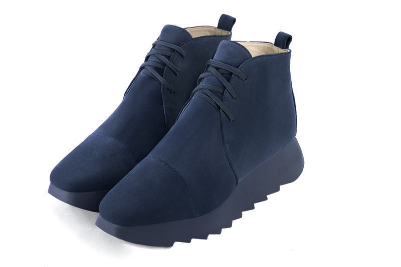 Boots femme : Bottines lacets à l'avant couleur bleu marine. Bout carré. Semelle gomme petit talon Vue avant - Florence KOOIJMAN
