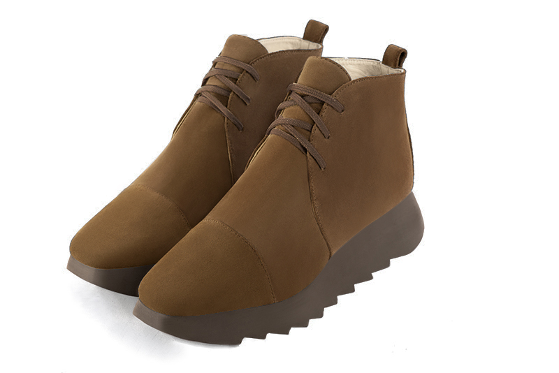 Boots femme : Bottines lacets à l'avant couleur marron caramel. Bout carré. Semelle gomme petit talon Vue avant - Florence KOOIJMAN