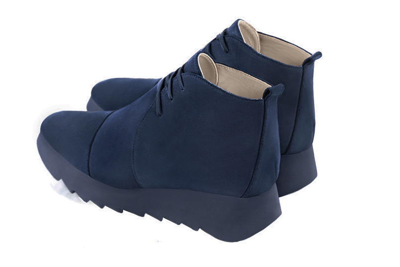 Boots femme : Bottines lacets à l'avant couleur bleu marine. Bout carré. Semelle gomme petit talon. Vue arrière - Florence KOOIJMAN
