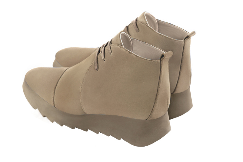 Boots femme : Bottines lacets à l'avant couleur beige sahara. Bout carré. Semelle gomme petit talon. Vue arrière - Florence KOOIJMAN