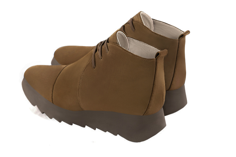 Boots femme : Bottines lacets à l'avant couleur marron caramel. Bout carré. Semelle gomme petit talon. Vue arrière - Florence KOOIJMAN