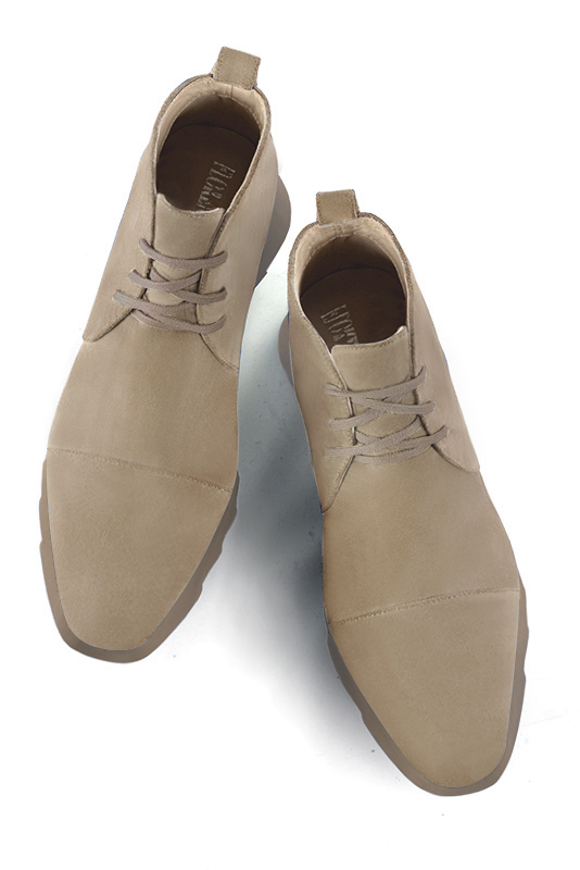 Boots femme : Bottines lacets à l'avant couleur beige sahara. Bout carré. Semelle gomme petit talon. Vue du dessus - Florence KOOIJMAN