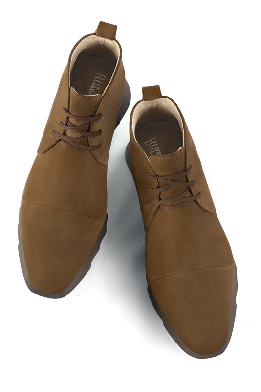 Boots femme : Bottines lacets à l'avant couleur marron caramel. Bout carré. Semelle gomme petit talon. Vue du dessus - Florence KOOIJMAN