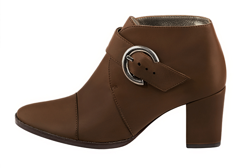 Bottines élégantes et raffinées avec des boucles à l'avant, coloris marron caramel. Bout rond. Mi-haut à haut. Talon bottier. Personnalisation : Choix des cuirs, des couleurs et des talons. Cou-de-pied sur mesure. - Florence KOOIJMAN
