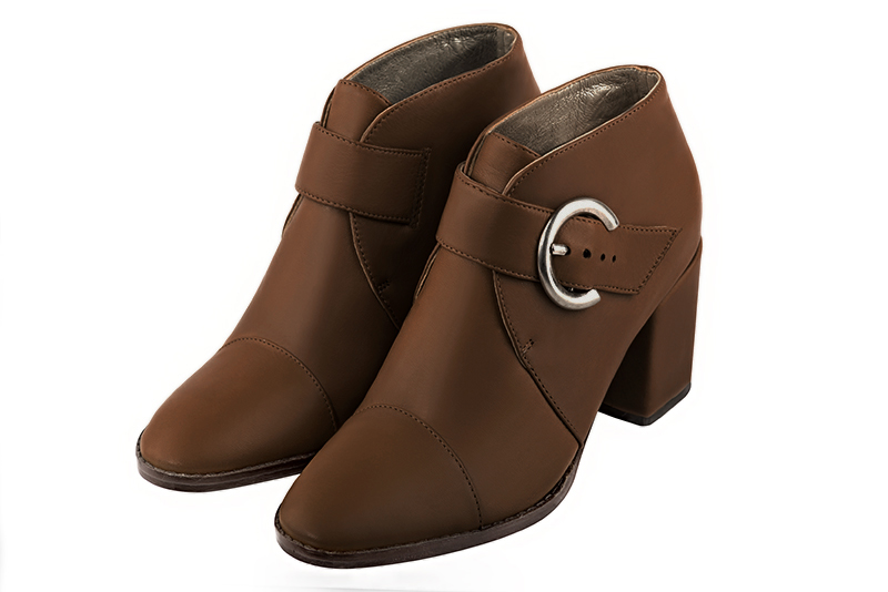 Bottines élégantes et raffinées avec des boucles à l'avant, coloris marron caramel. Bout rond. Mi-haut à haut. Talon bottier. Personnalisation : Choix des cuirs, des couleurs et des talons. Cou-de-pied sur mesure. - Florence KOOIJMAN