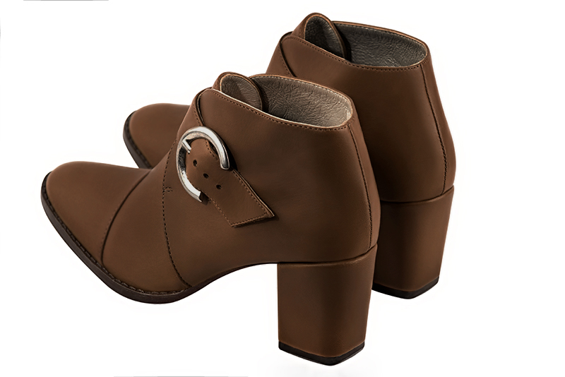 Bottines élégantes et raffinées avec des boucles à l'avant, coloris marron caramel. Bout rond. Mi-haut à haut. Talon bottier. Personnalisation : Choix des cuirs, des couleurs et des talons. Cou-de-pied sur mesure. - Florence KOOIJMAN