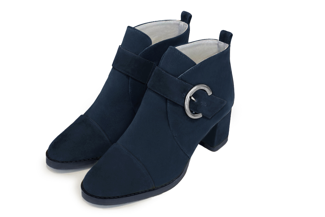 Bottines élégantes et raffinées avec des boucles à l'avant, coloris bleu marine. Bout rond. Mi-haut à haut. Talon bottier. Personnalisation : Choix des cuirs, des couleurs et des talons. Cou-de-pied sur mesure. - Florence KOOIJMAN