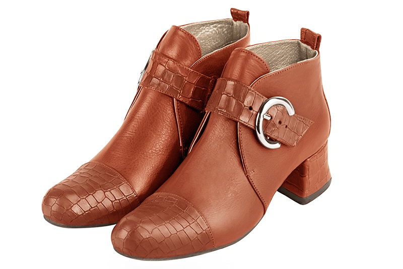 Boots femme : Boots avec des boucles à l'avant couleur orange corail. Bout rond. Petit talon évasé Vue avant - Florence KOOIJMAN