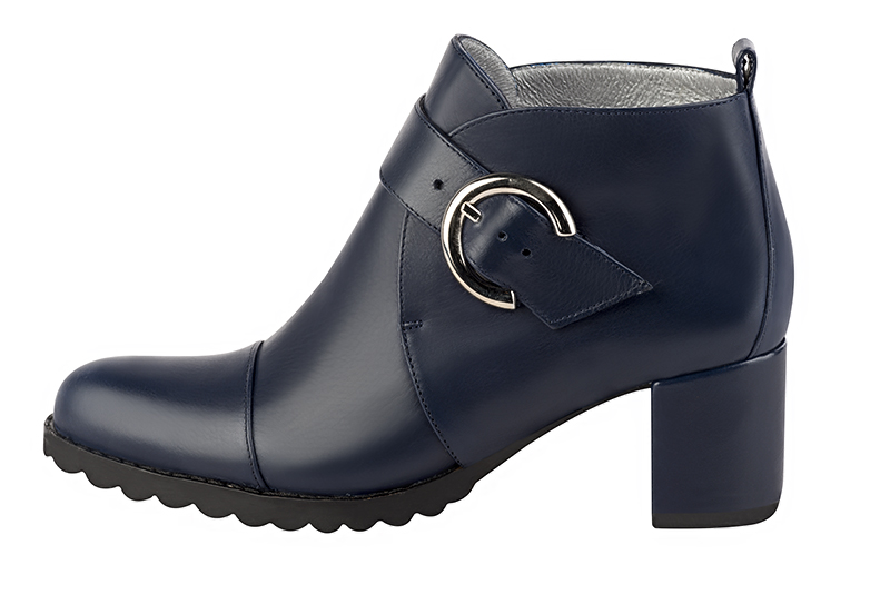 Bottines élégantes et raffinées avec des boucles à l'avant, coloris bleu marine. Bout rond. Mi-haut à haut. Talon bottier. Personnalisation : Choix des cuirs, des couleurs et des talons. Cou-de-pied sur mesure. - Florence KOOIJMAN
