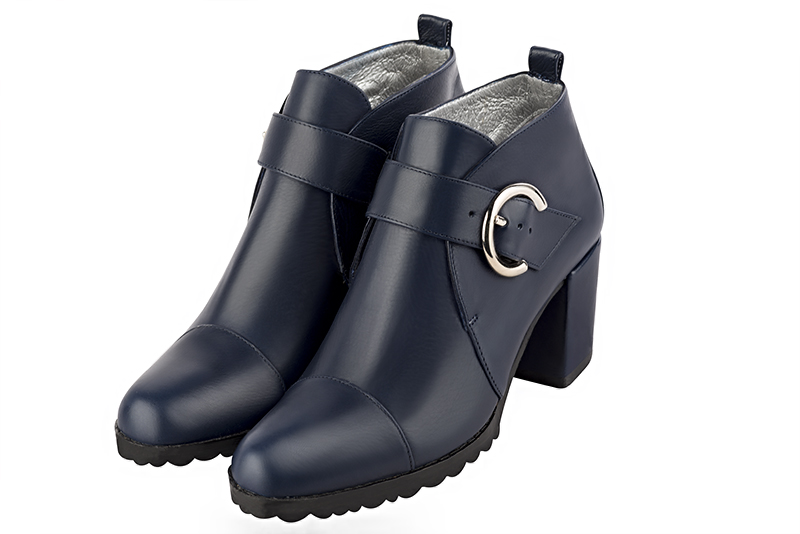 Bottines élégantes et raffinées avec des boucles à l'avant, coloris bleu marine. Bout rond. Mi-haut à haut. Talon bottier. Personnalisation : Choix des cuirs, des couleurs et des talons. Cou-de-pied sur mesure. - Florence KOOIJMAN