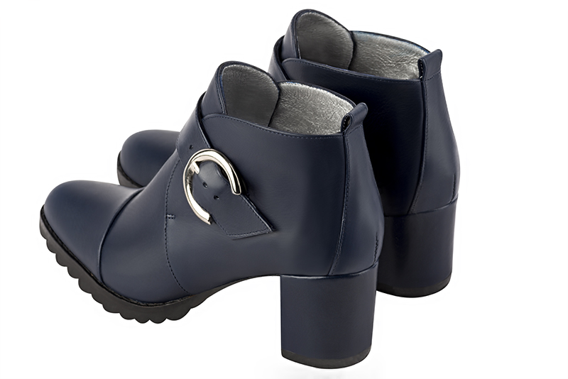 Bottines élégantes et raffinées avec des boucles à l'avant, coloris bleu marine. Bout rond. Mi-haut à haut. Talon bottier. Personnalisation : Choix des cuirs, des couleurs et des talons. Cou-de-pied sur mesure. - Florence KOOIJMAN