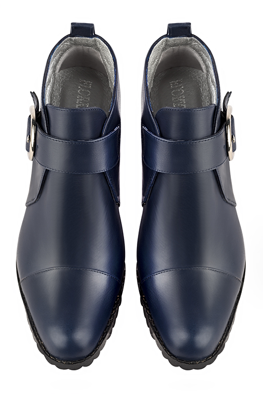 Bottines élégantes et raffinées avec des boucles à l'avant, coloris bleu marine. Bout rond. Mi-haut à haut. Talon bottier. Personnalisation : Choix des cuirs, des couleurs et des talons. Cou-de-pied sur mesure. - Florence KOOIJMAN