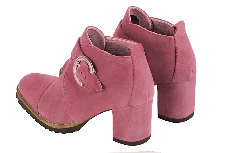 Bottines élégantes et raffinées avec des boucles à l'avant, coloris rose camélia. Bout rond. Mi-haut à haut. Talon bottier. Personnalisation : Choix des cuirs, des couleurs et des talons. Cou-de-pied sur mesure. - Florence KOOIJMAN