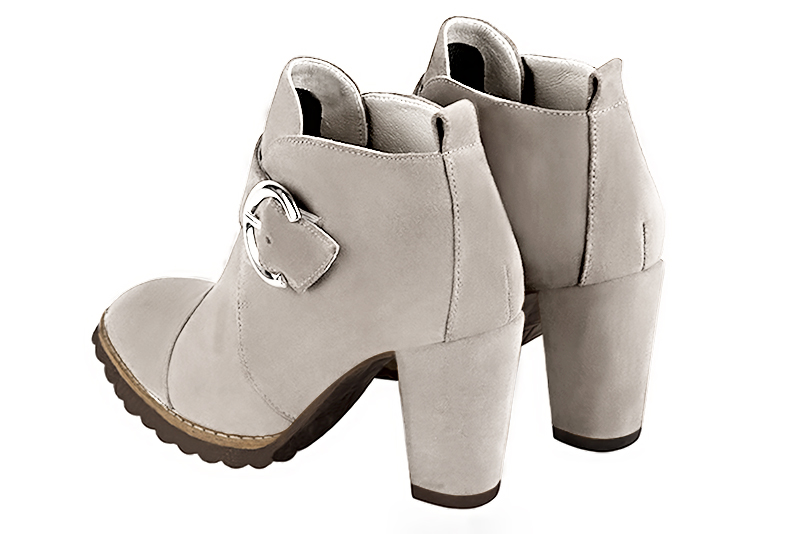 Bottines élégantes et raffinées avec des boucles à l'avant, coloris blanc cassé. Bout rond. Haut. Talon bottier. Personnalisation : Choix des cuirs, des couleurs et des talons. Cou-de-pied sur mesure. - Florence KOOIJMAN
