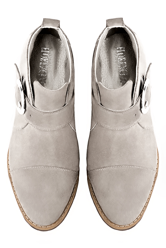 Bottines élégantes et raffinées avec des boucles à l'avant, coloris blanc cassé. Bout rond. Haut. Talon bottier. Personnalisation : Choix des cuirs, des couleurs et des talons. Cou-de-pied sur mesure. - Florence KOOIJMAN