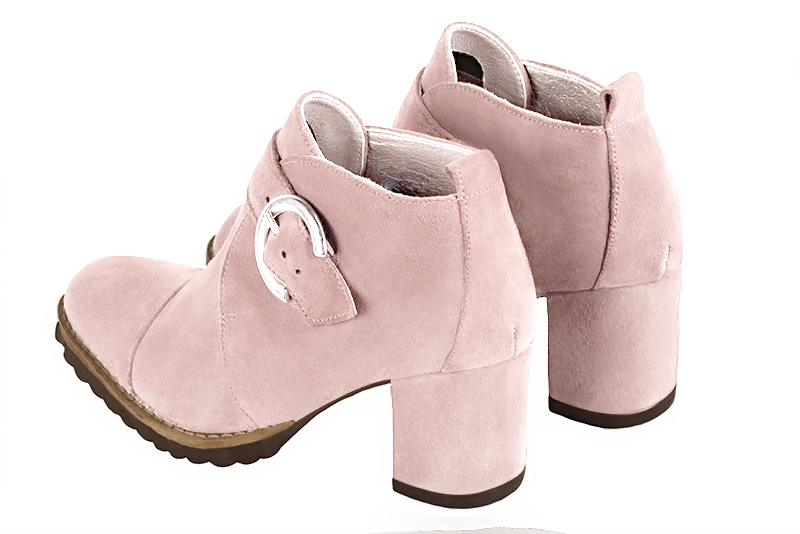Bottines élégantes et raffinées avec des boucles à l'avant, coloris rose poudré. Bout rond. Mi-haut à haut. Talon bottier. Personnalisation : Choix des cuirs, des couleurs et des talons. Cou-de-pied sur mesure. - Florence KOOIJMAN