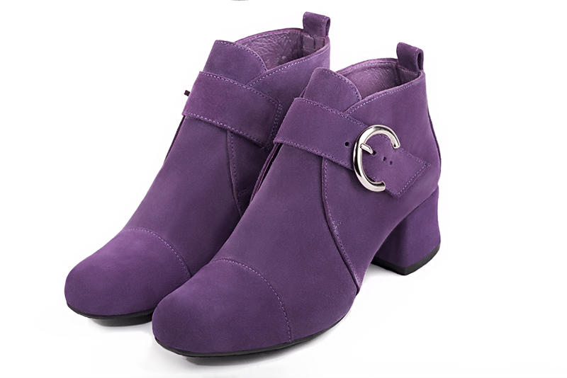 Boots femme : Boots avec des boucles à l'avant couleur violet améthyste. Bout rond. Petit talon évasé Vue avant - Florence KOOIJMAN