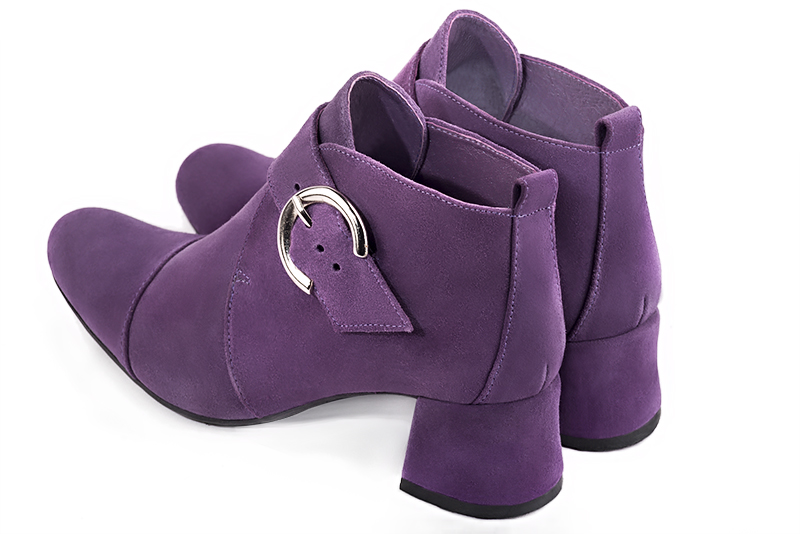 Boots femme : Boots avec des boucles à l'avant couleur violet améthyste. Bout rond. Petit talon évasé. Vue arrière - Florence KOOIJMAN