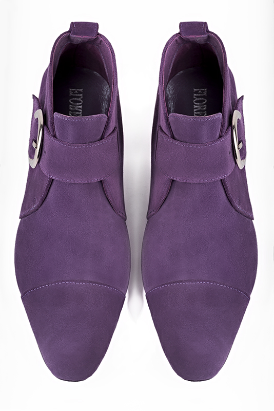 Boots femme : Boots avec des boucles à l'avant couleur violet améthyste. Bout rond. Petit talon évasé. Vue du dessus - Florence KOOIJMAN