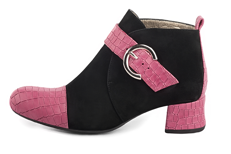 Bottines élégantes et raffinées avec des boucles à l'avant, coloris rose camélia et noir mat. Bout rond. Petit talon bottier. Personnalisation : Choix des cuirs, des couleurs et des talons. Cou-de-pied sur mesure. - Florence KOOIJMAN