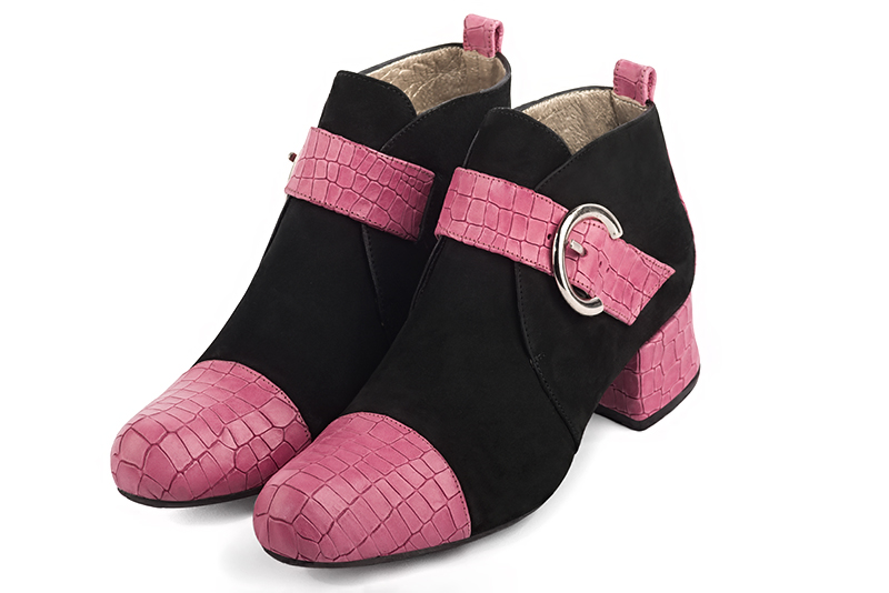 Bottines élégantes et raffinées avec des boucles à l'avant, coloris rose camélia et noir mat. Bout rond. Petit talon bottier. Personnalisation : Choix des cuirs, des couleurs et des talons. Cou-de-pied sur mesure. - Florence KOOIJMAN