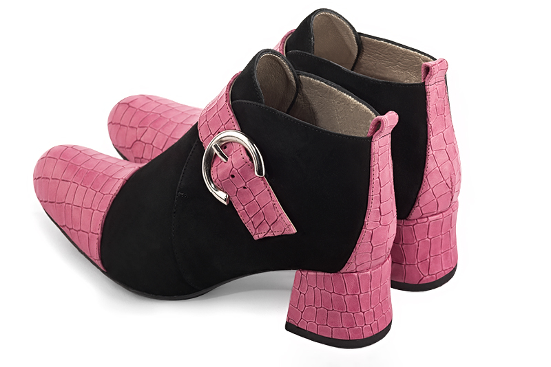 Bottines élégantes et raffinées avec des boucles à l'avant, coloris rose camélia et noir mat. Bout rond. Petit talon bottier. Personnalisation : Choix des cuirs, des couleurs et des talons. Cou-de-pied sur mesure. - Florence KOOIJMAN