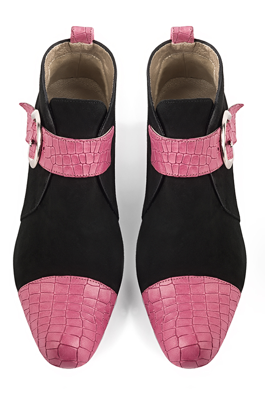 Bottines élégantes et raffinées avec des boucles à l'avant, coloris rose camélia et noir mat. Bout rond. Petit talon bottier. Personnalisation : Choix des cuirs, des couleurs et des talons. Cou-de-pied sur mesure. - Florence KOOIJMAN