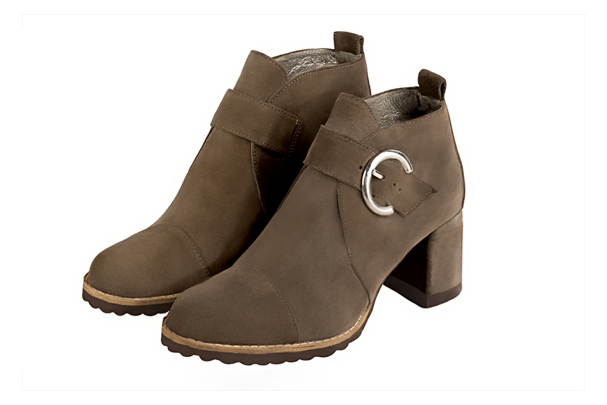 Bottines élégantes et raffinées avec des boucles à l'avant, coloris marron chocolat. Bout rond. Mi-haut à haut. Talon bottier. Personnalisation : Choix des cuirs, des couleurs et des talons. Cou-de-pied sur mesure. - Florence KOOIJMAN