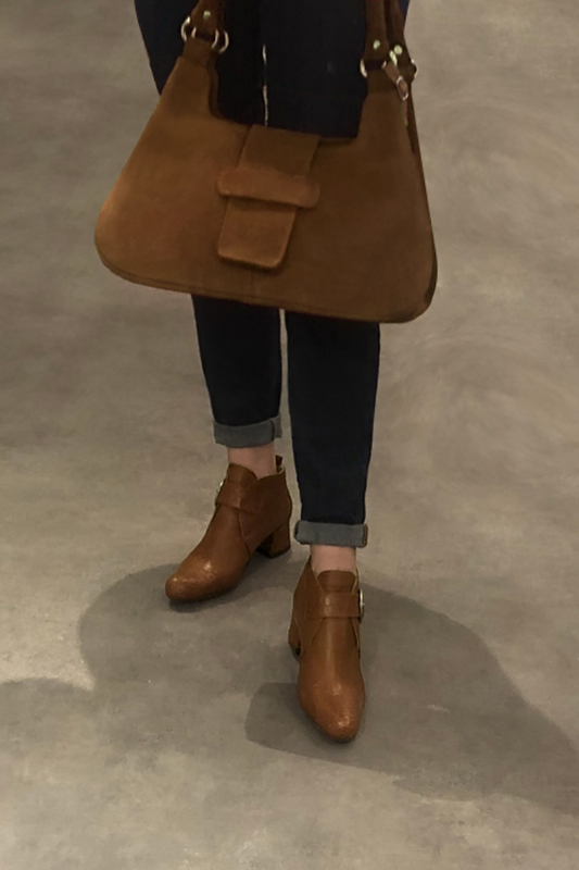 Boucles, sac et ceinture assortis couleur marron caramel - Florence KOOIJMAN