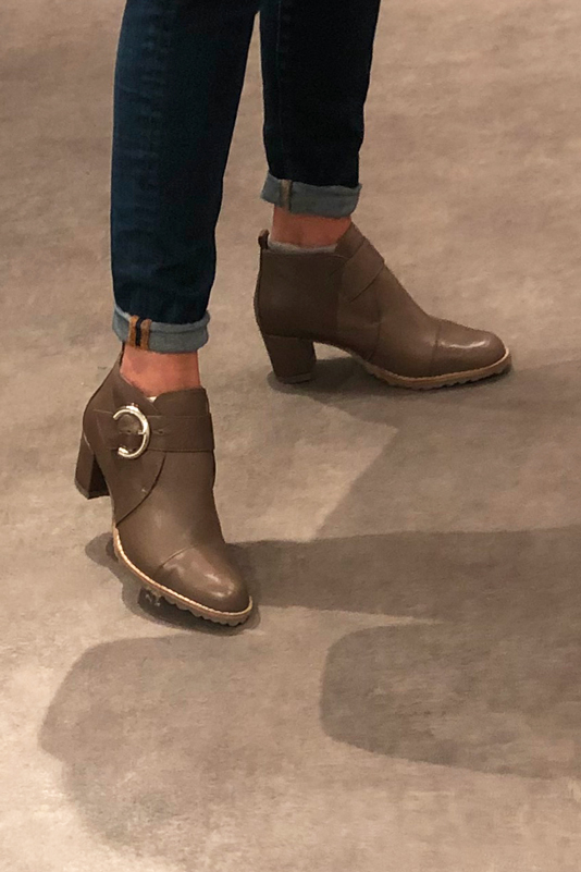 Bottines élégantes et raffinées avec des boucles à l'avant, coloris marron chocolat. Bout rond. Mi-haut à haut. Talon bottier. Personnalisation : Choix des cuirs, des couleurs et des talons. Cou-de-pied sur mesure. - Florence KOOIJMAN
