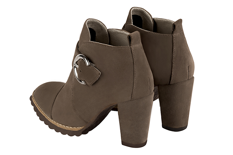 Bottines élégantes et raffinées avec des boucles à l'avant, coloris marron chocolat. Bout rond. Haut. Talon bottier. Personnalisation : Choix des cuirs, des couleurs et des talons. Cou-de-pied sur mesure. - Florence KOOIJMAN