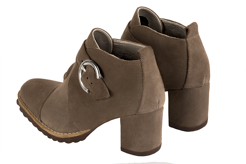 Bottines élégantes et raffinées avec des boucles à l'avant, coloris marron chocolat. Bout rond. Mi-haut à haut. Talon bottier. Personnalisation : Choix des cuirs, des couleurs et des talons. Cou-de-pied sur mesure. - Florence KOOIJMAN
