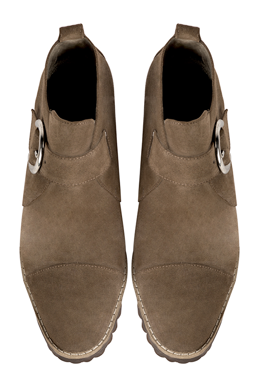 Boots femme : Boots avec des boucles à l'avant couleur marron chocolat. Bout rond. Talon mi-haut bottier. Vue du dessus - Florence KOOIJMAN