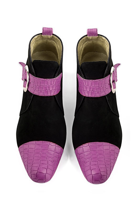 Boots femme : Boots avec des boucles à l'avant couleur violet mauve et noir mat. Bout rond. Petit talon évasé. Vue du dessus - Florence KOOIJMAN