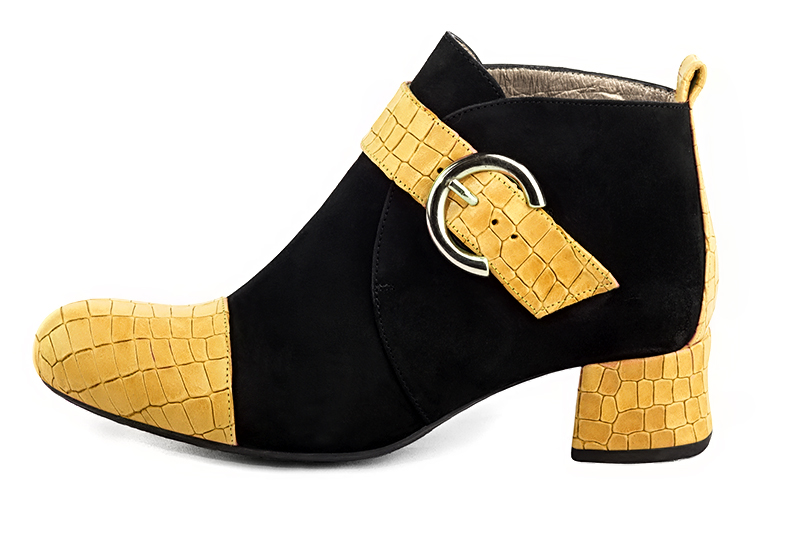 Boots femme : Boots avec des boucles à l'avant couleur jaune ocre et noir mat. Bout rond. Petit talon évasé. Vue de profil - Florence KOOIJMAN