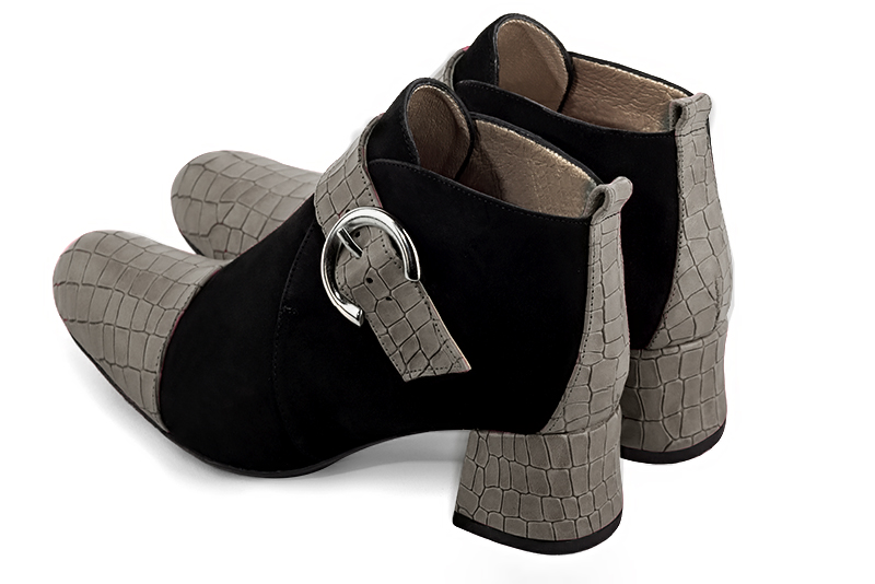 Boots femme : Boots avec des boucles à l'avant couleur gris cendre et noir mat. Bout rond. Petit talon évasé. Vue arrière - Florence KOOIJMAN