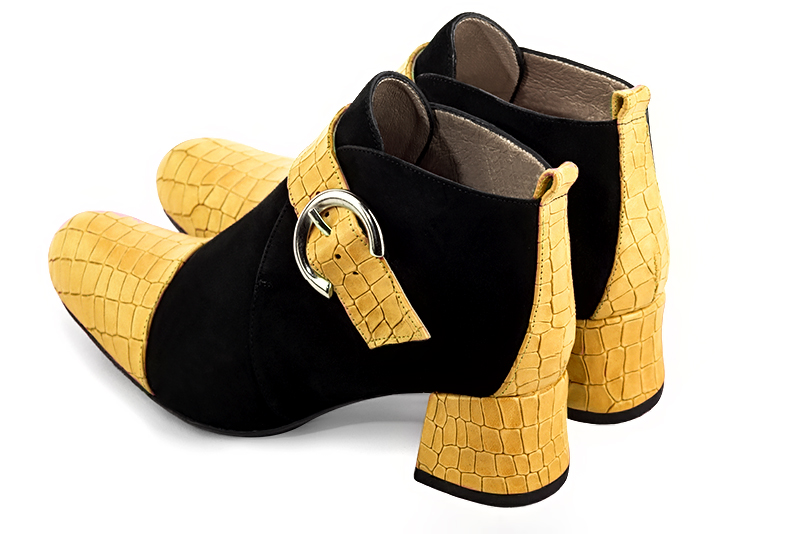 Boots femme : Boots avec des boucles à l'avant couleur jaune ocre et noir mat. Bout rond. Petit talon évasé. Vue arrière - Florence KOOIJMAN