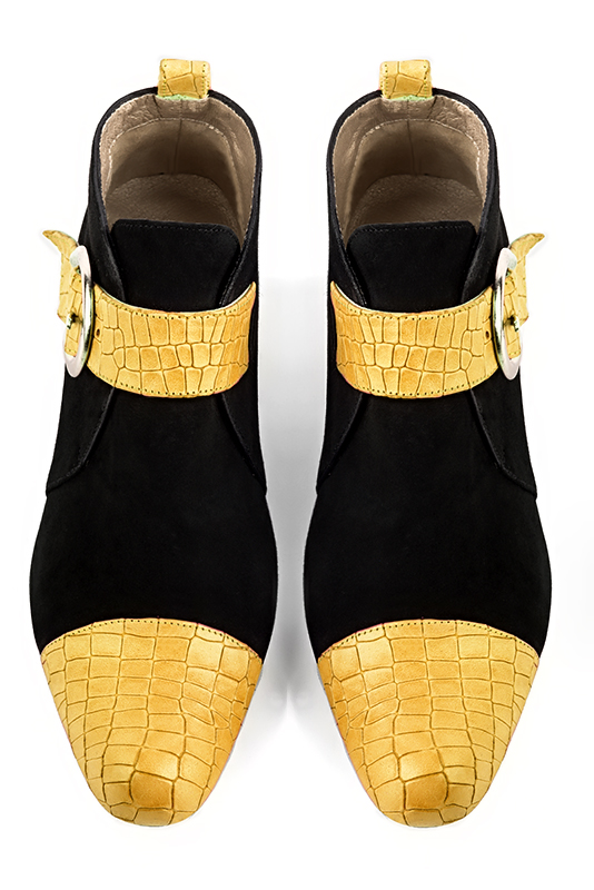 Boots femme : Boots avec des boucles à l'avant couleur jaune ocre et noir mat. Bout rond. Petit talon évasé. Vue du dessus - Florence KOOIJMAN