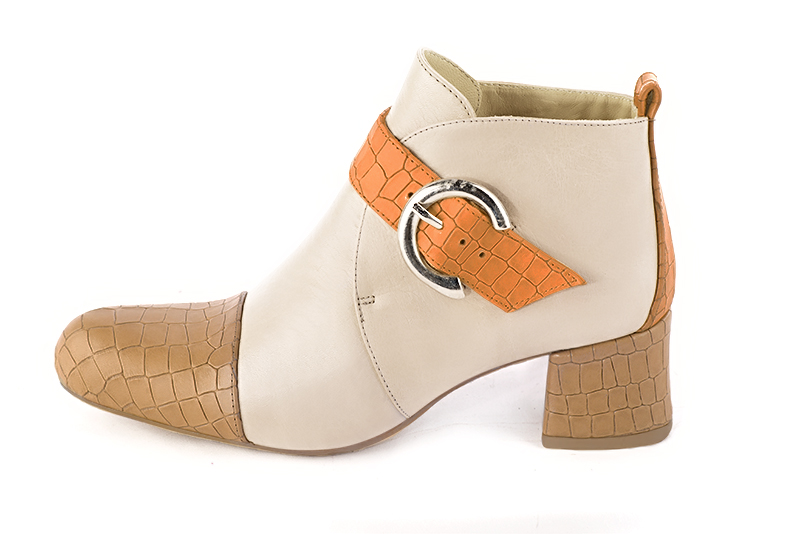 Boots femme : Boots avec des boucles à l'avant couleur beige camel, blanc ivoire et orange curcuma. Bout rond. Petit talon évasé. Vue de profil - Florence KOOIJMAN