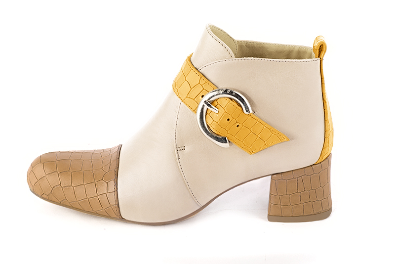 Bottines élégantes et raffinées avec des boucles à l'avant, coloris beige camel, blanc ivoire et jaune ocre. Bout rond. Mi-haut. Talon évasé. Personnalisation : Choix des cuirs, des couleurs et des talons. Cou-de-pied sur mesure. - Florence KOOIJMAN