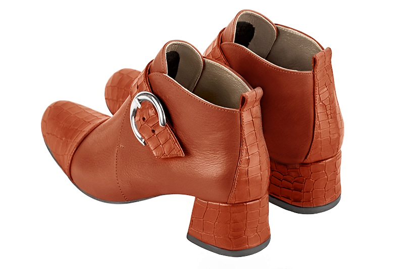 Boots femme : Boots avec des boucles à l'avant couleur orange corail. Bout rond. Petit talon évasé. Vue arrière - Florence KOOIJMAN