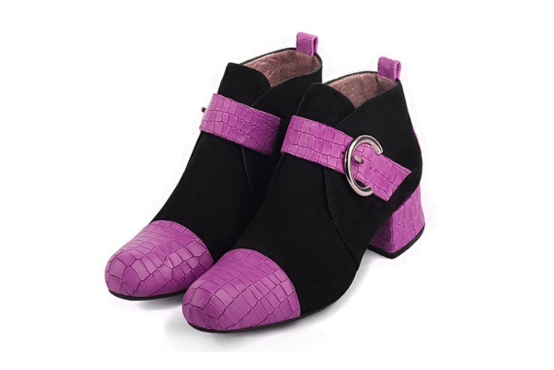 Boots femme : Boots avec des boucles à l'avant couleur violet mauve et noir mat. Bout rond. Petit talon évasé Vue avant - Florence KOOIJMAN