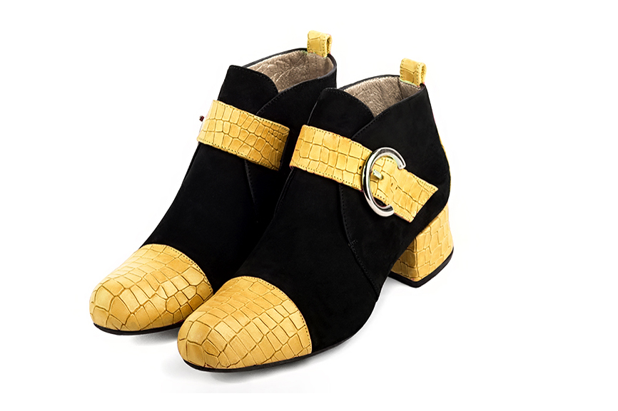 Boots femme : Boots avec des boucles à l'avant couleur jaune ocre et noir mat. Bout rond. Petit talon évasé Vue avant - Florence KOOIJMAN