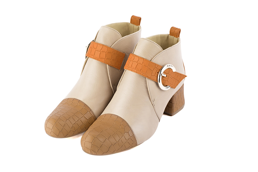 Boots femme : Boots avec des boucles à l'avant couleur beige camel, blanc ivoire et orange curcuma. Bout rond. Petit talon évasé Vue avant - Florence KOOIJMAN