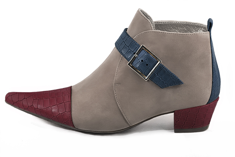 Bottines élégantes et raffinées avec des boucles à l'avant, coloris rouge bordeaux, beige mastic et bleu denim. Bout pointu. Mi-haut. Talon conique. Personnalisation : Choix des cuirs, des couleurs et des talons. Cou-de-pied sur mesure. - Florence KOOIJMAN