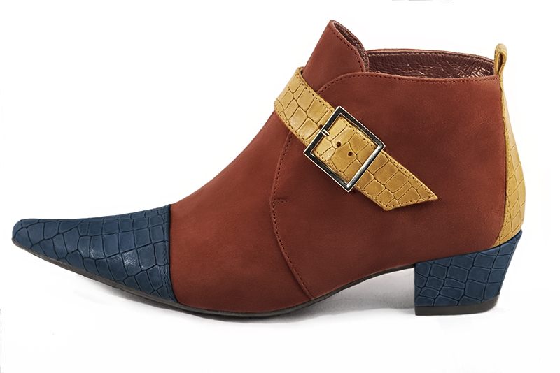 Bottines élégantes et raffinées avec des boucles à l'avant, coloris bleu denim, orange corail et jaune ocre. Bout pointu. Mi-haut. Talon conique. Personnalisation : Choix des cuirs, des couleurs et des talons. Cou-de-pied sur mesure. - Florence KOOIJMAN